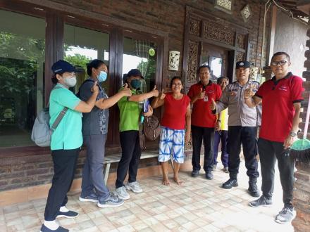 Tim dari Dinas Kesehatan Kabupaten Buleleng memverifikasi data usulan Pemdes Banjarasem menuju Desa 